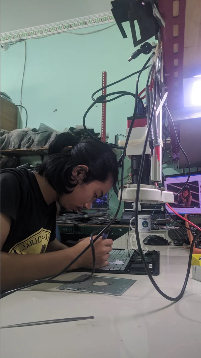 Teknisi Plandemic Space sedang servis laptop di Ngemplak Purworejo