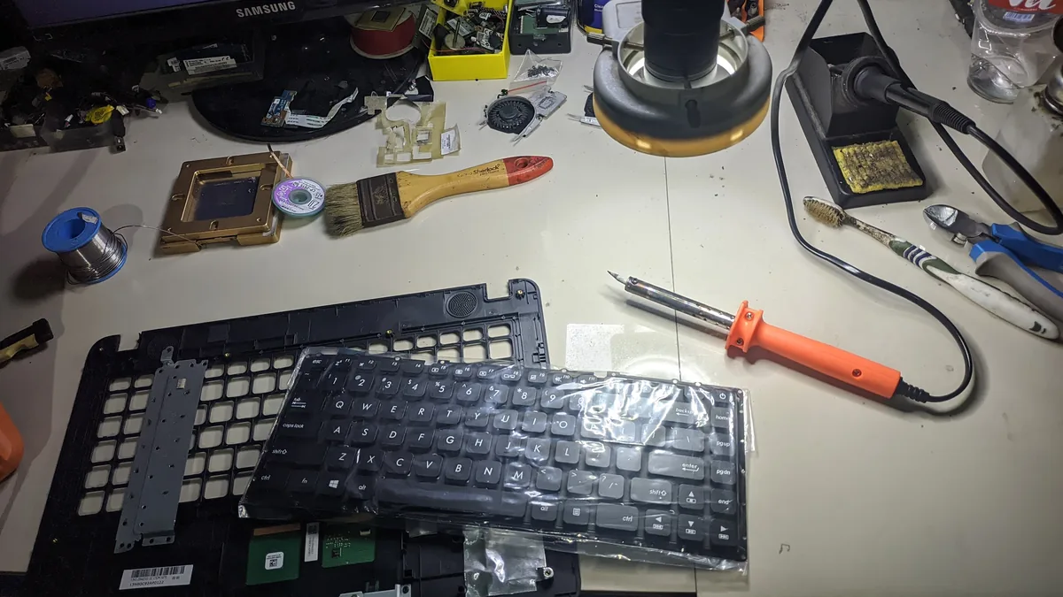 Meja kerja servis laptop dan komputer Plandemic Space Kemiri Purworejo